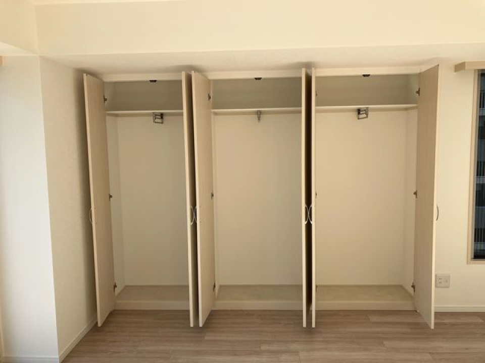収納を開けた時の様子。※写真は同タイプ住戸です。
