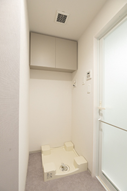 洗濯機置き場の上に収納あります
※写真は同タイプ住戸です。