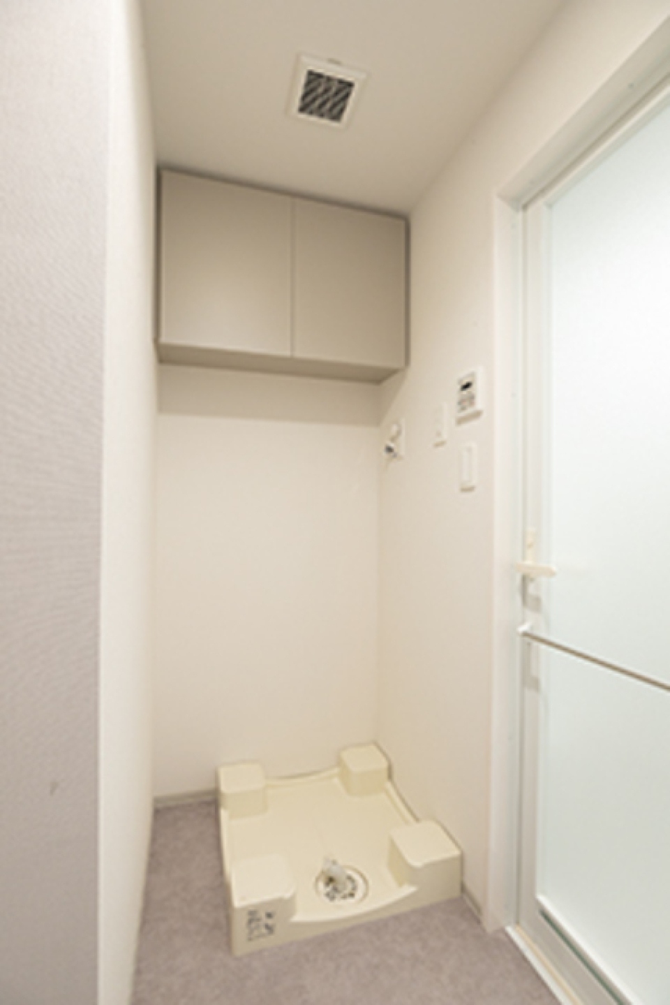 洗濯機置き場の上に収納あります
※写真は同タイプ住戸です。