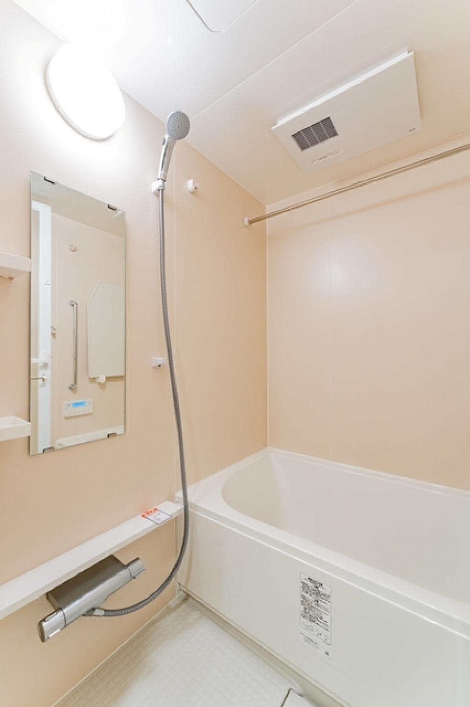 シンプルな浴室。※写真は同タイプ住戸です。