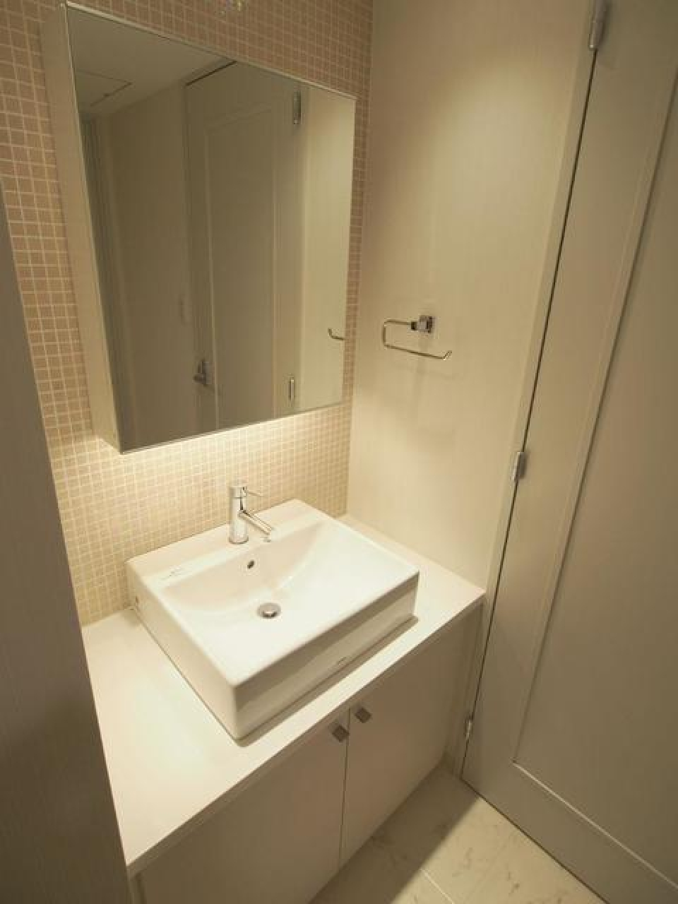 間接照明がオシャレな独立洗面台です。※写真は同タイプ住戸です。