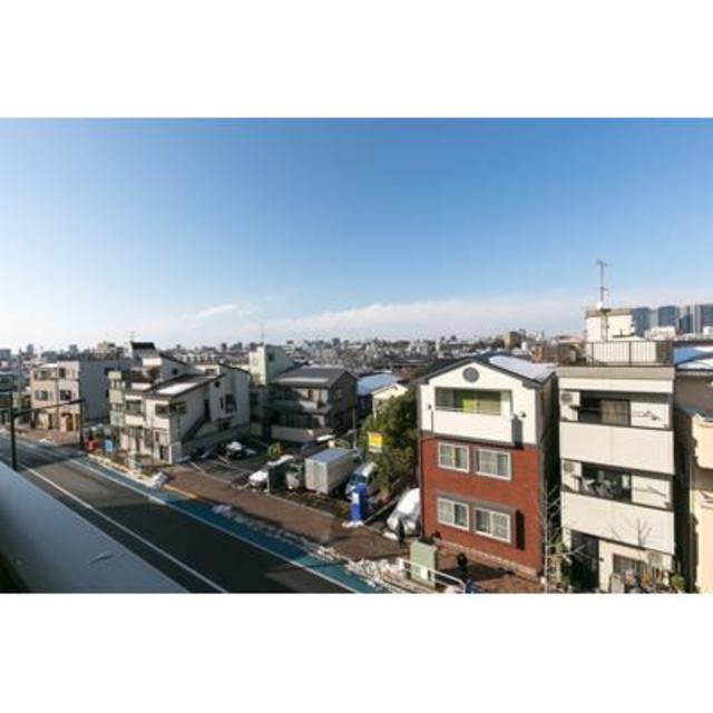 ５階の建物の４階に位置しています。