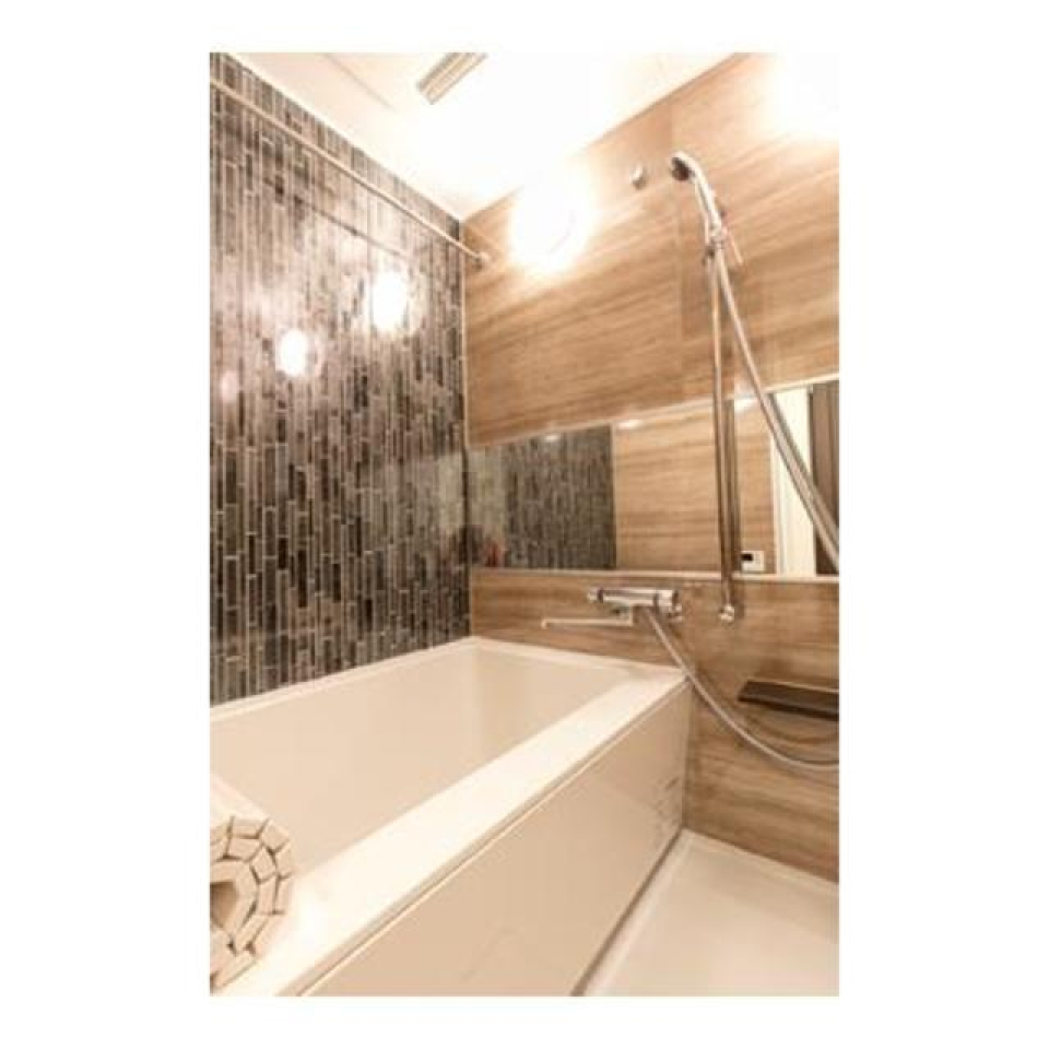 こちらもシックなパネルを使っているので、落ち着いた浴室です。※写真は同タイプ住戸です。