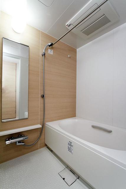 ナチュラルなパネルが導入された浴室です。※写真は同タイプ住戸です。