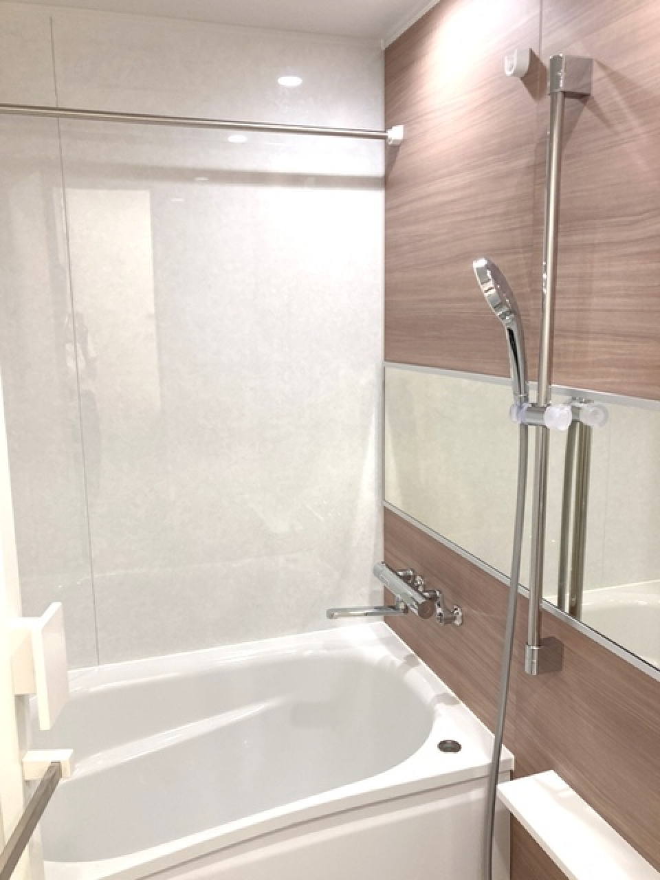 ナチュラルなカラーのパネルが導入された浴室です。※写真は同タイプ住戸です。