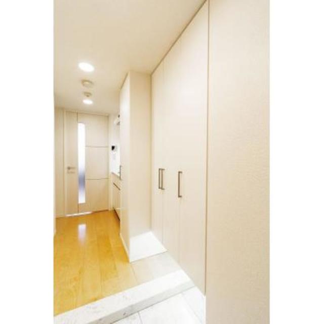 足元をほんのり照らしてくれる間接照明。※写真は同タイプ住戸です。