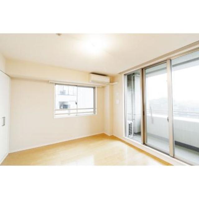 バルコニーへのアクセスができます。※写真は同タイプ住戸です。