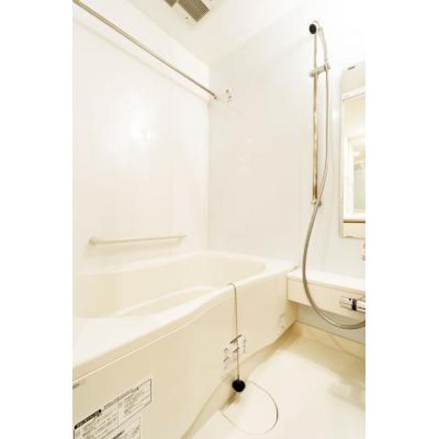 シンプルな浴室。※写真は同タイプ住戸です。