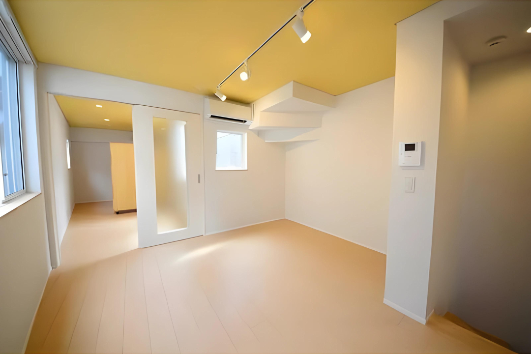 LDKの向こうに洋室がちらりと見えます。