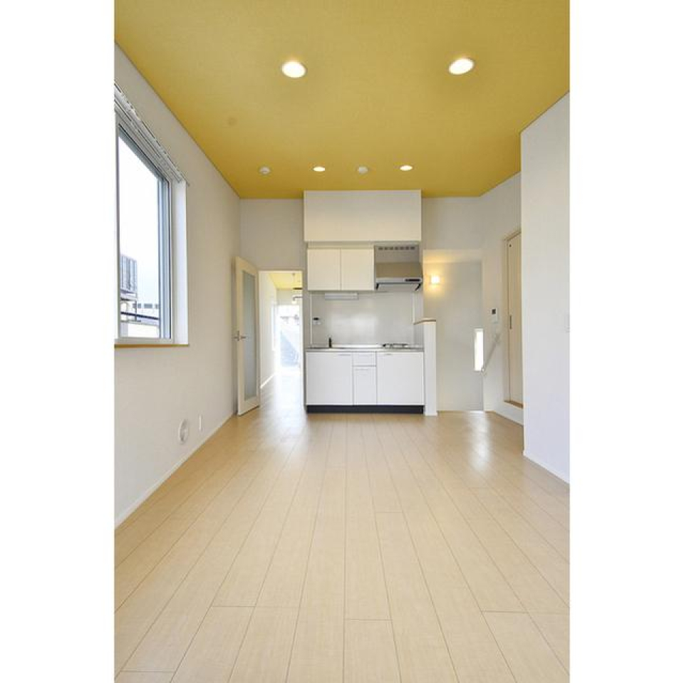 たまご色の天井画カワイイ。