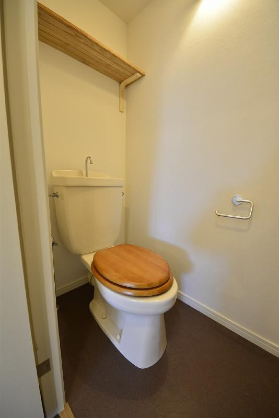 木目の蓋がオシャレなトイレ。