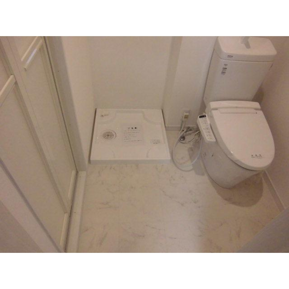 トイレは洗面台とお隣同士です。