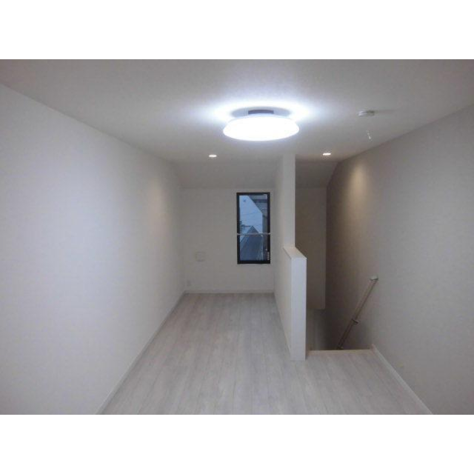 階段を上ると１０．２帖の洋室が広がります。