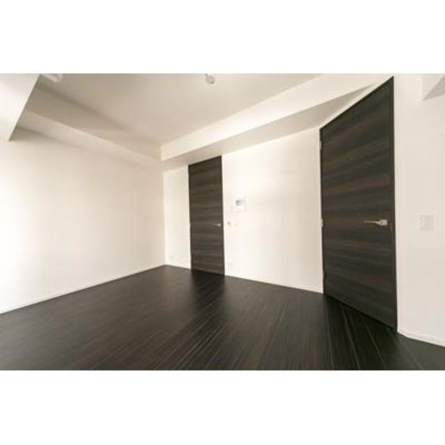 右手の扉からはウォークインクローゼットにアクセスができます。※写真は同タイプ住戸です。