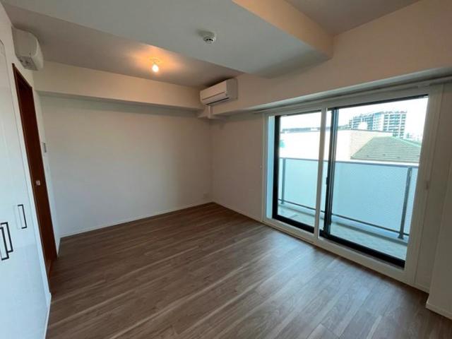 バルコニーへのアクセスもできます。※写真は同タイプ住戸です。