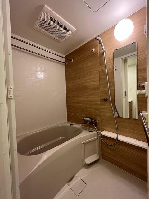 ナチュラルなパネルが導入された浴室。※写真は同タイプ住戸です。