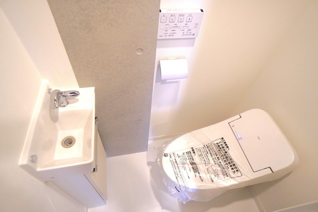トイレは手を洗うところも有ります。※写真は同タイプ住戸です。