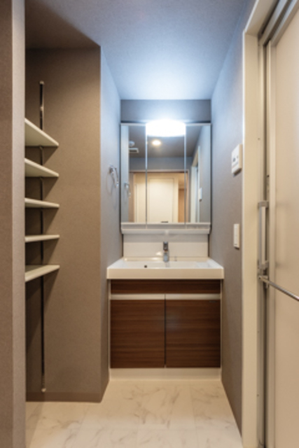 洗面所には収納も付いています。※写真は同タイプ住戸です。