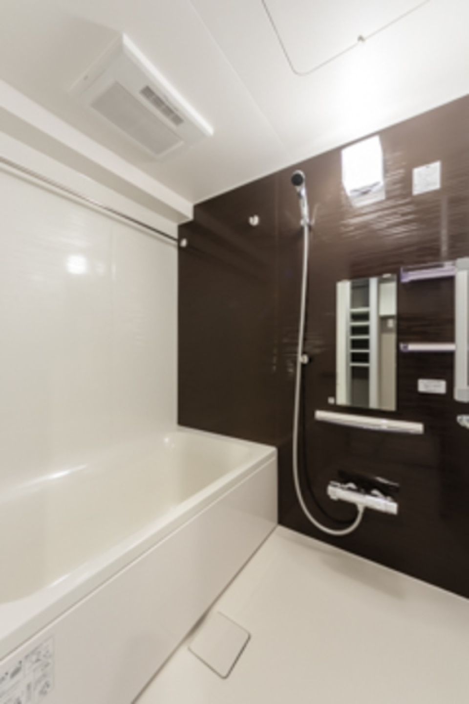 ダークトーンのパネルと白がコントラスト。※写真は同タイプ住戸です。