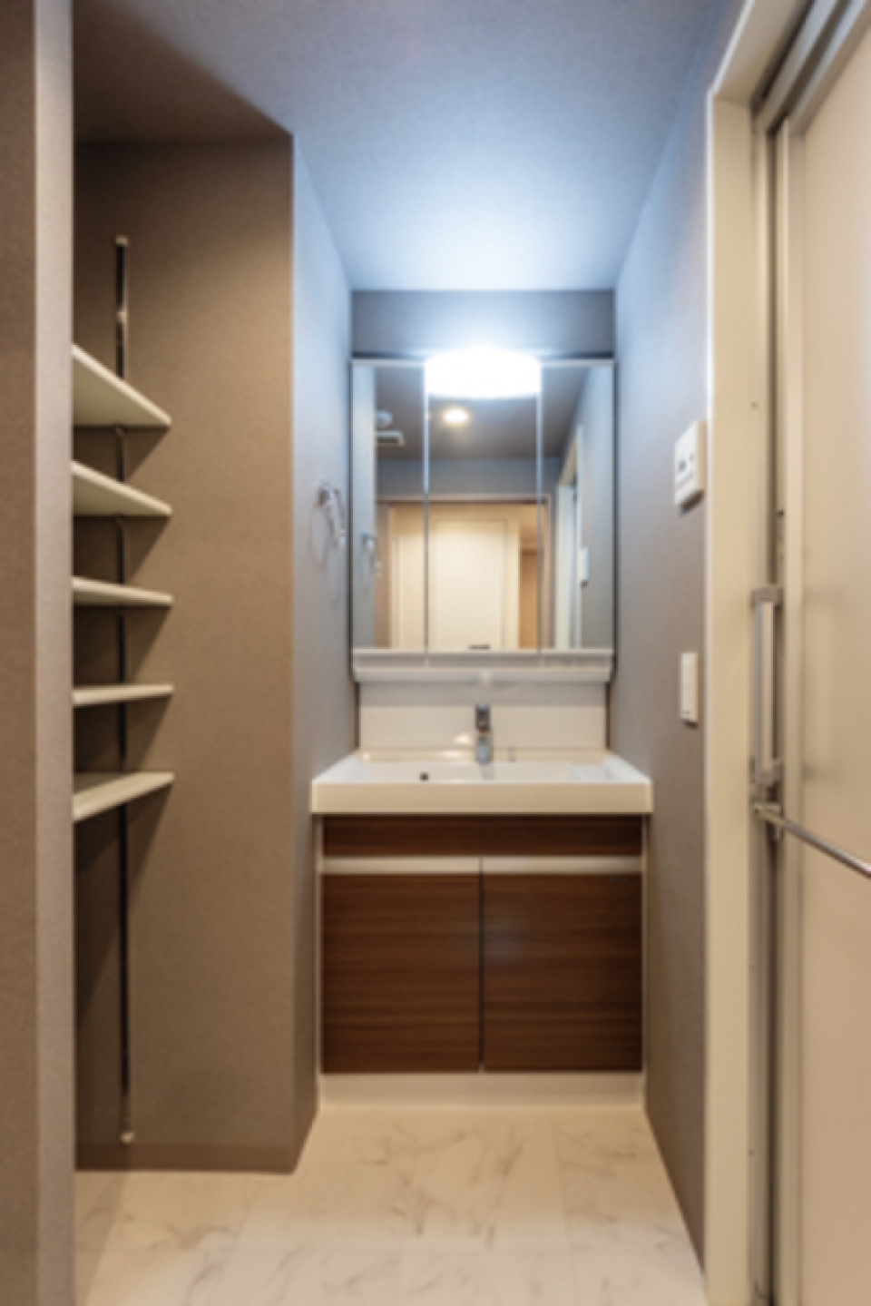 洗面所には収納も付いています。※写真は同タイプ住戸です。