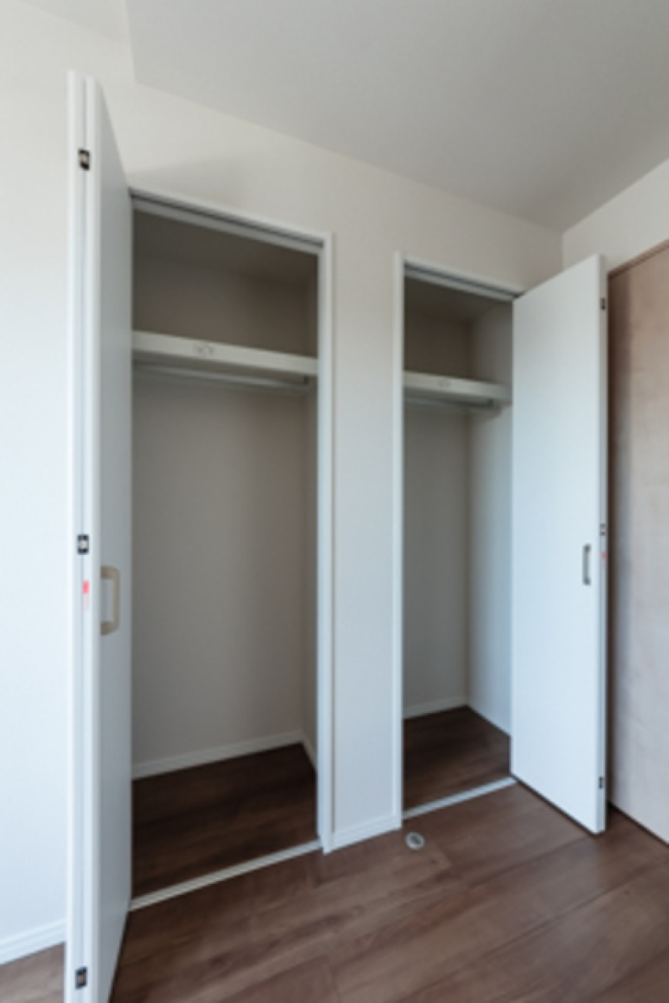 洋室には収納が完備されています。※写真は同タイプ住戸です。