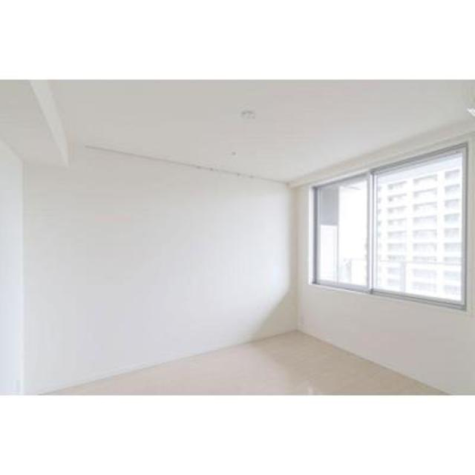 6.1帖の洋室です。明るい光が差し込んでいる時の様子。※写真は同タイプ住戸です。