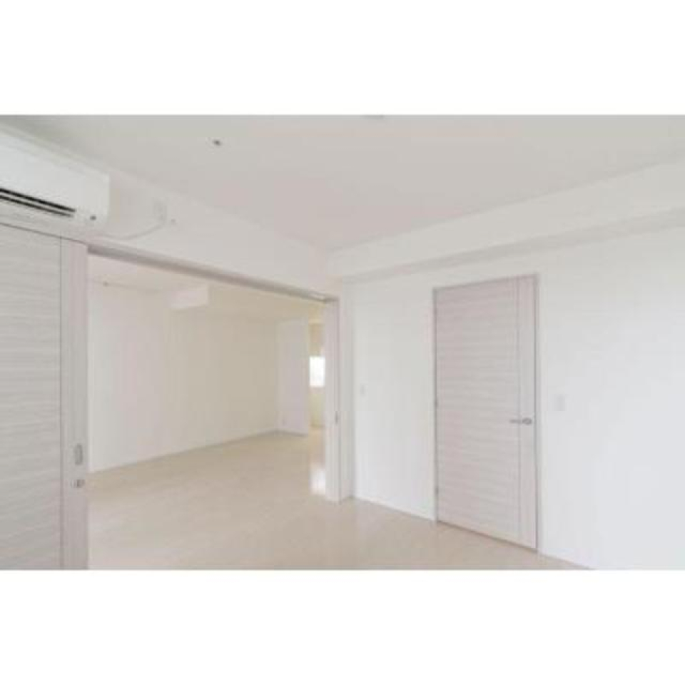 扉を開けると開放的な空間になります。※写真は同タイプ住戸です。