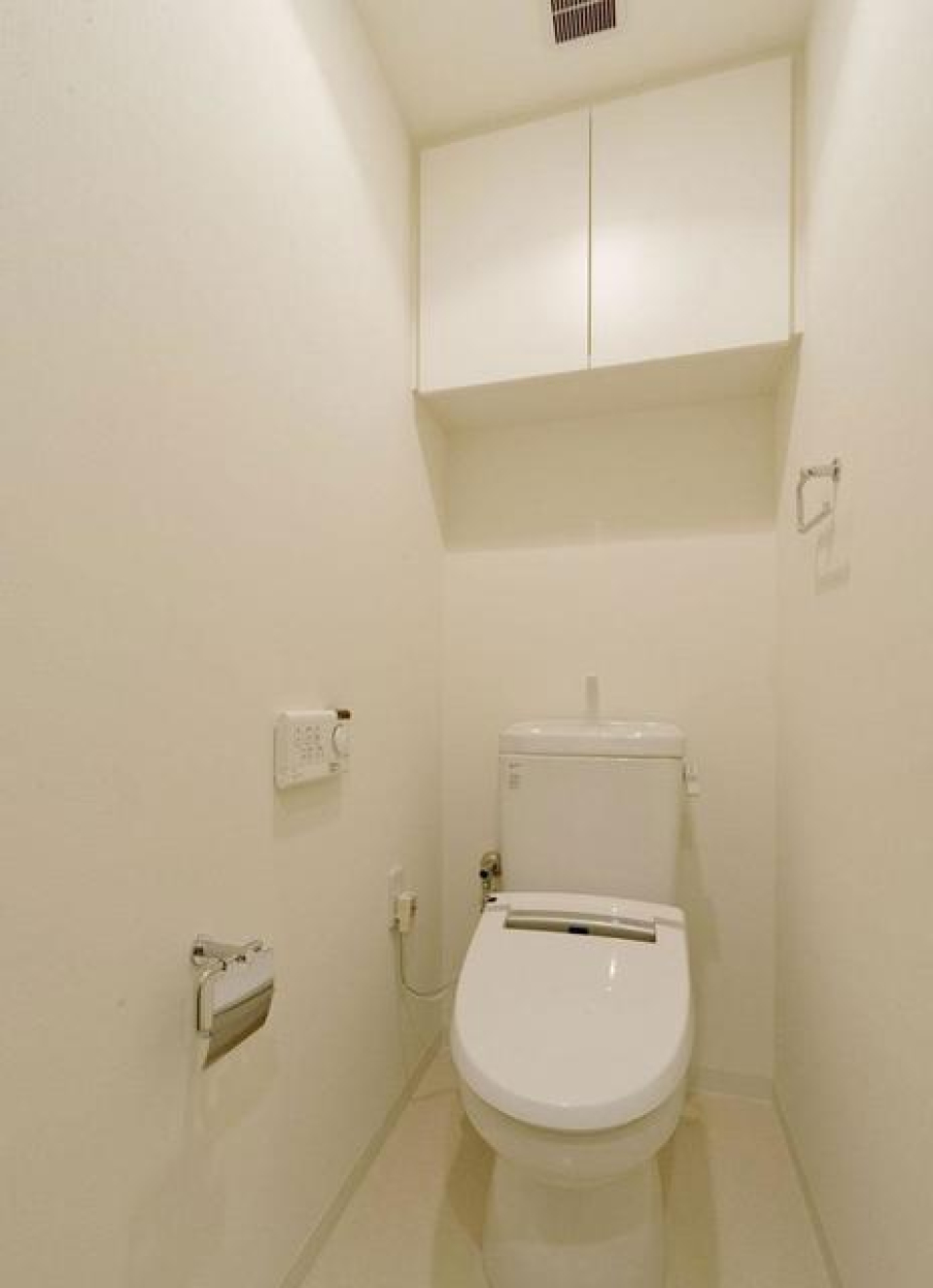 棚があるので掃除用具を整理整頓しやすそうです。※写真は同タイプ住戸です。