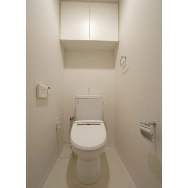 棚があるので掃除用具を整理整頓しやすそうです。※写真は同タイプ住戸です。