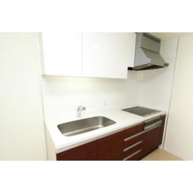 キッチンはレッドのパネル。差し色になっていますね！※写真は同タイプ住戸です。