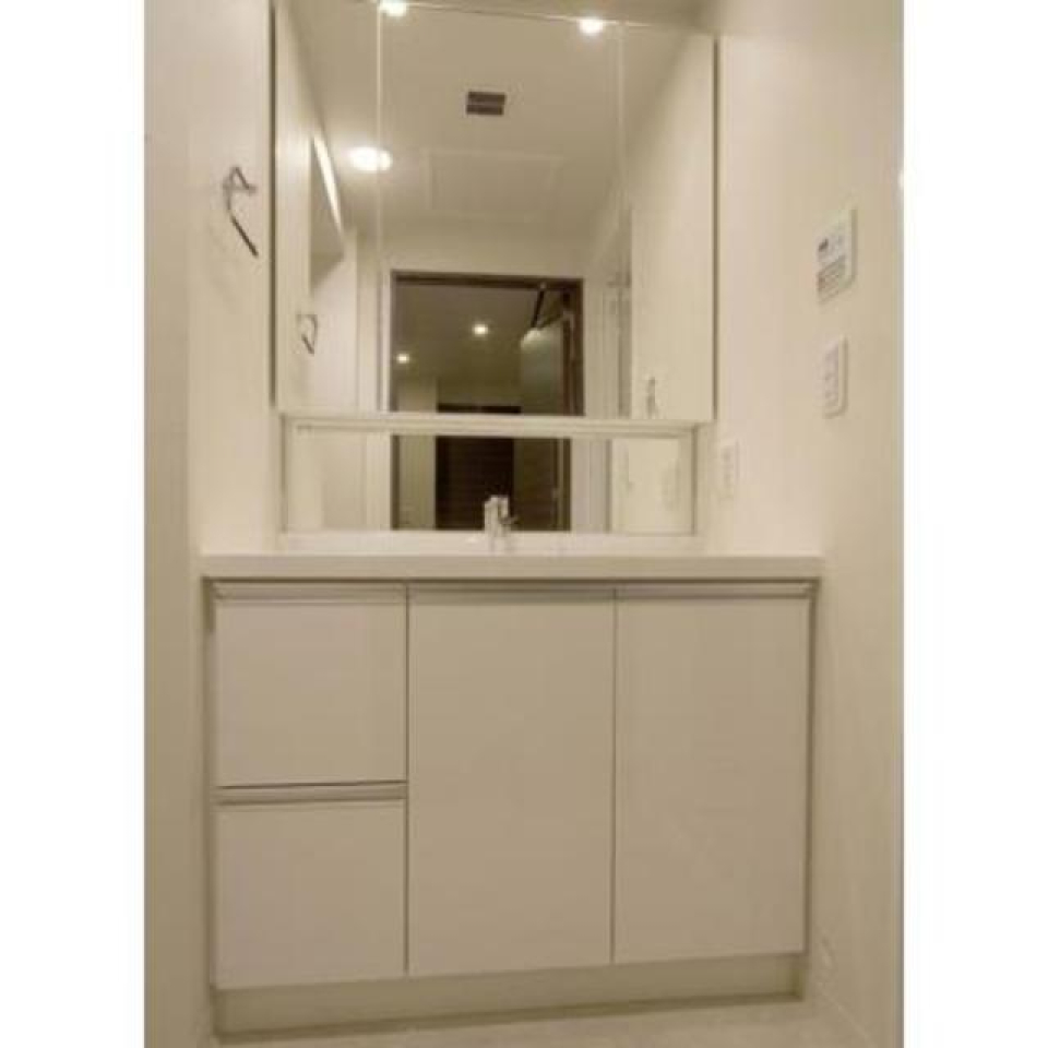 洗面台もお部屋のように白色になっています。※写真は同タイプ住戸です。
