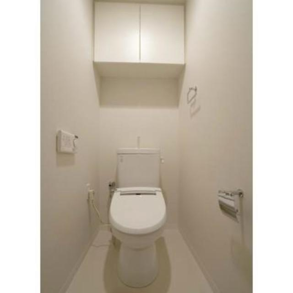 棚があるので掃除用具を整理整頓しやすそうです。※写真は同タイプ住戸です。