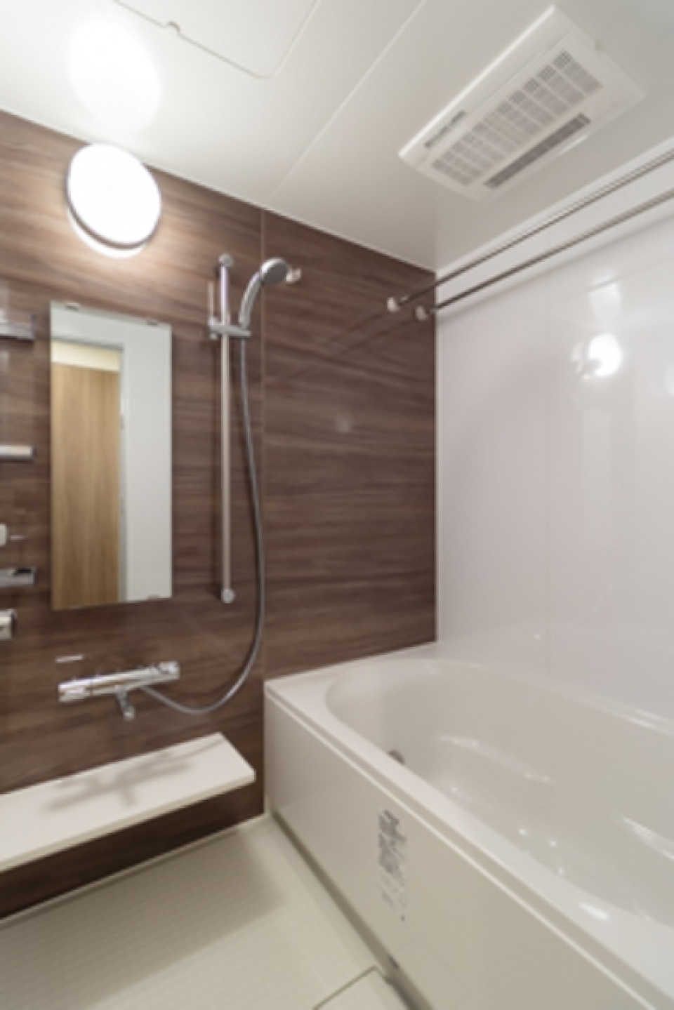 ダークトーンのパネルがオシャレな浴室です。※写真は同タイプ住戸です。