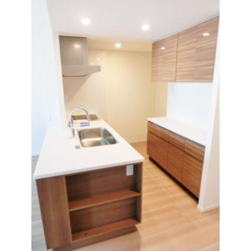 木目が暖かいキッチン。作業スペースも広く料理がしたくなりますね※写真は同タイプ住戸です。