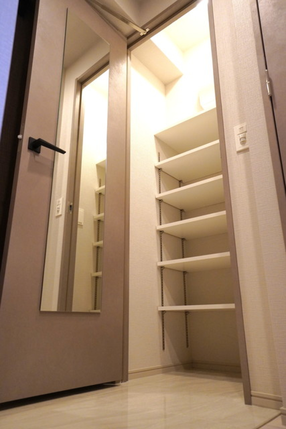 ゆとりのあるシューズボックスです。※写真は同タイプ住戸です。