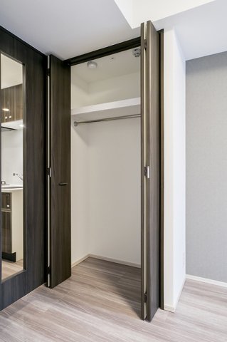 収納を開けた時の様子。※写真は同タイプ住戸です。