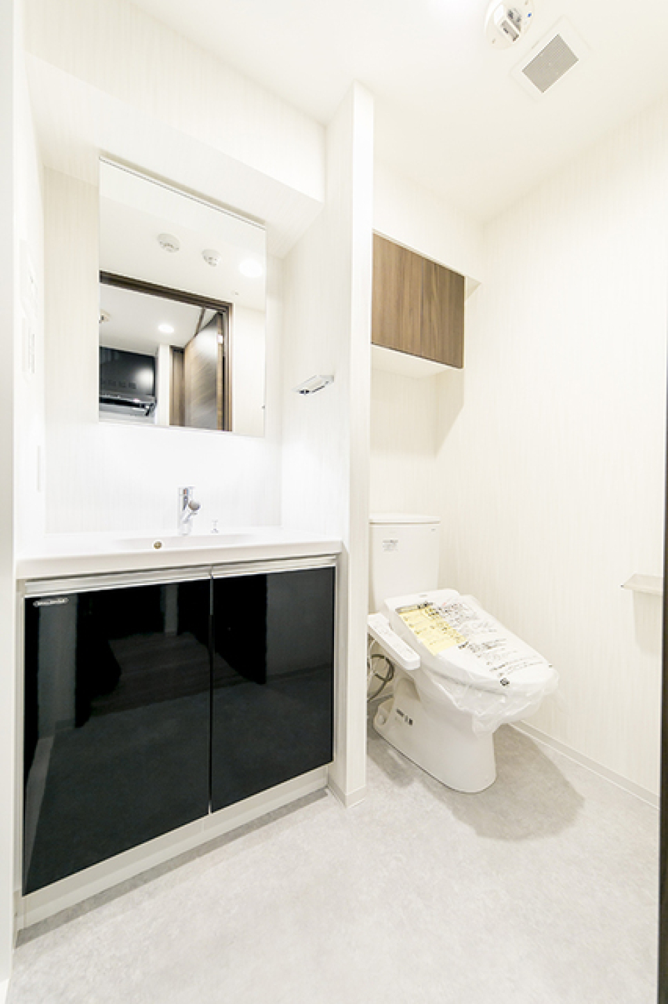 独立洗面台とトイレはお隣同士。※写真は同タイプ住戸です。