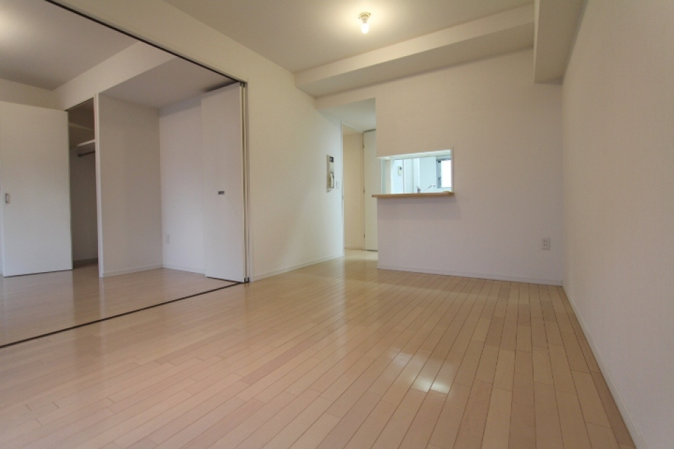 キッチンの小さな小窓から部屋を覗くことができます。