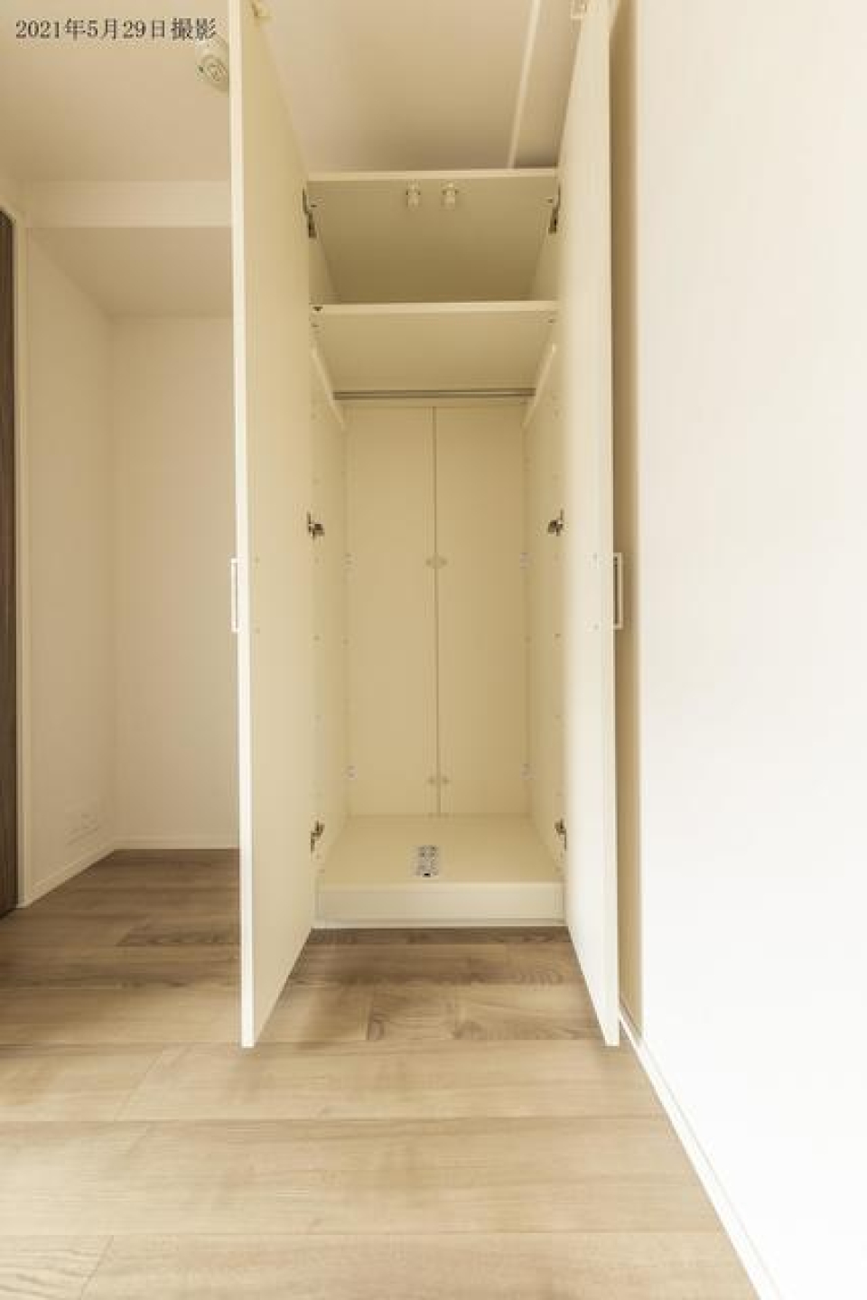 収納を開けた時の様子。※写真は同タイプ住戸です。