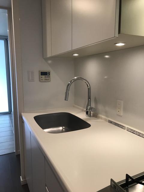 小さな照明が手元を照らしてくれます。２口のガスコンロです。※写真は同タイプ住戸です。