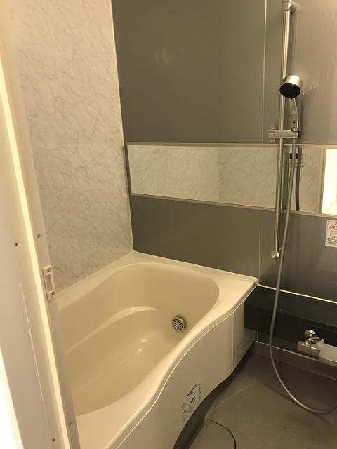 グレーの浴室の様子。※写真は同タイプ住戸です。