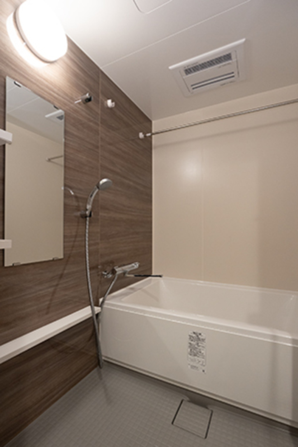 木目調のパネルがオシャレな洋室です。※写真は同タイプ住戸です。