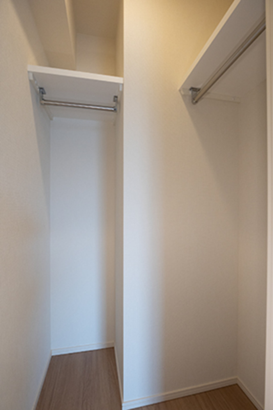 ウォークインクローゼットを開けた時の様子。※写真は同タイプ住戸です。