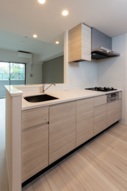 ３口のガスコンロが設置されています。※写真は同タイプ住戸です。