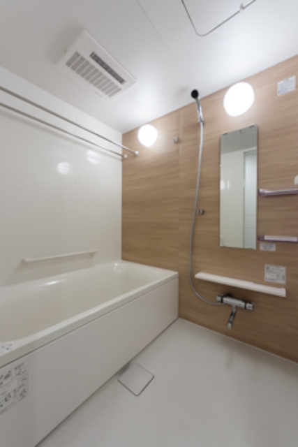 ナチュラルなパネルが導入された浴室です。※写真は同タイプ住戸です。