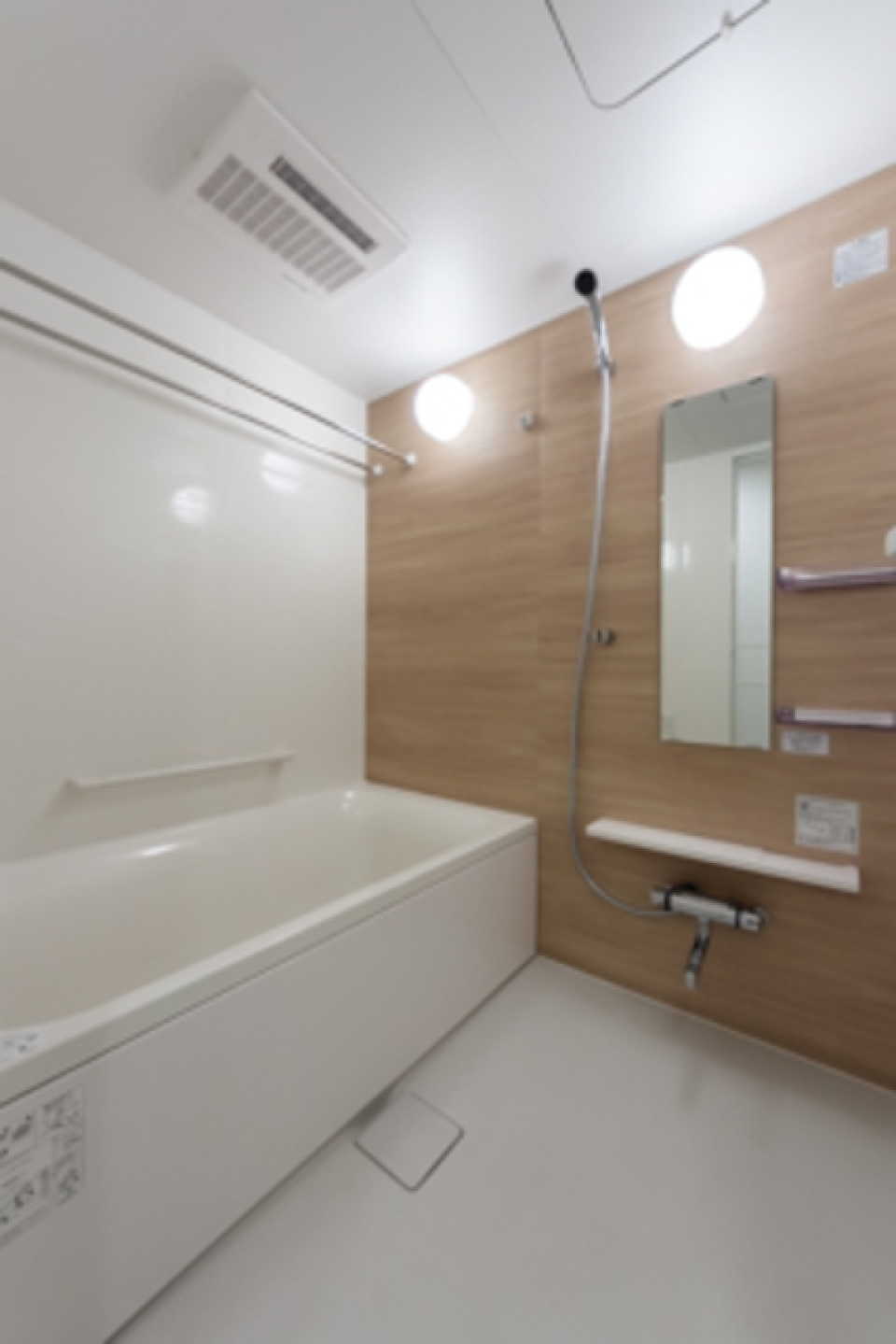 ナチュラルなパネルが導入された浴室です。※写真は同タイプ住戸です。