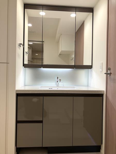 大きな鏡が特徴的な洗面台