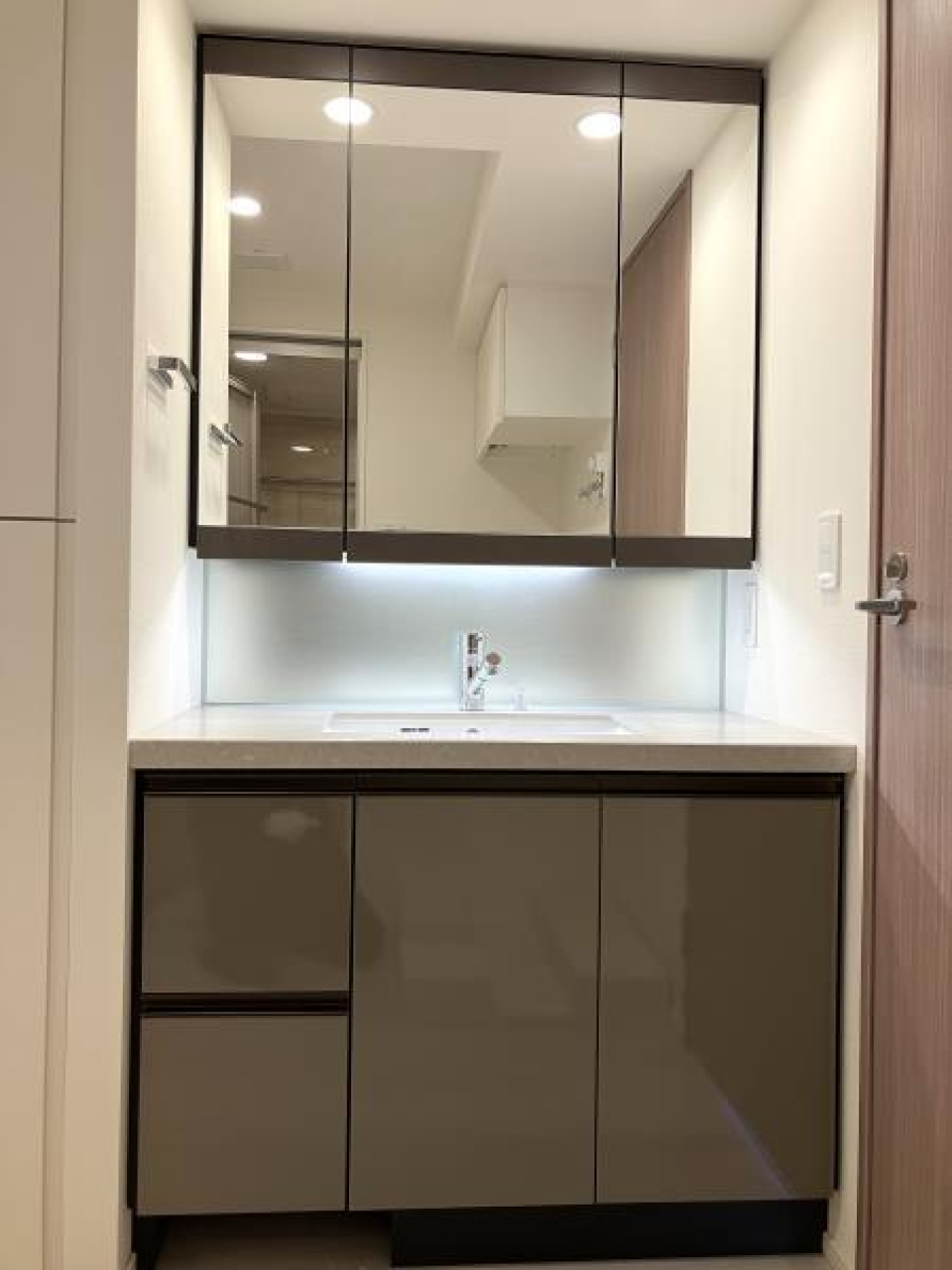 大きな鏡が特徴的な洗面台