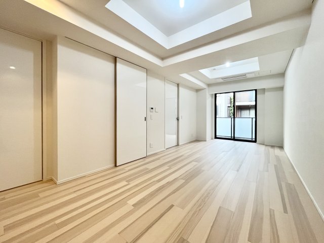 引き戸を開けるとキッチンと個室につながっています。