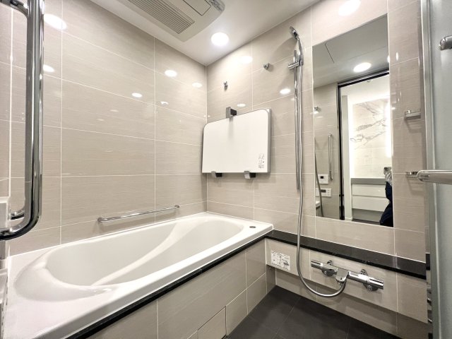 ゆったりとくつろげそうな浴室。